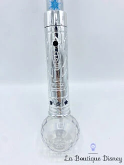 Baguette Lumineuse La Reine Des Neiges Disney On Ice Elsa Flocon De Neige 56 Cm 7 Baguette Lumineuse La Reine Des Neiges Disney On Ice Elsa Flocon De Neige 56 Cm -Meilleur Jouets Magasin baguette lumineuse elsa la reine des neiges disney on ice 2