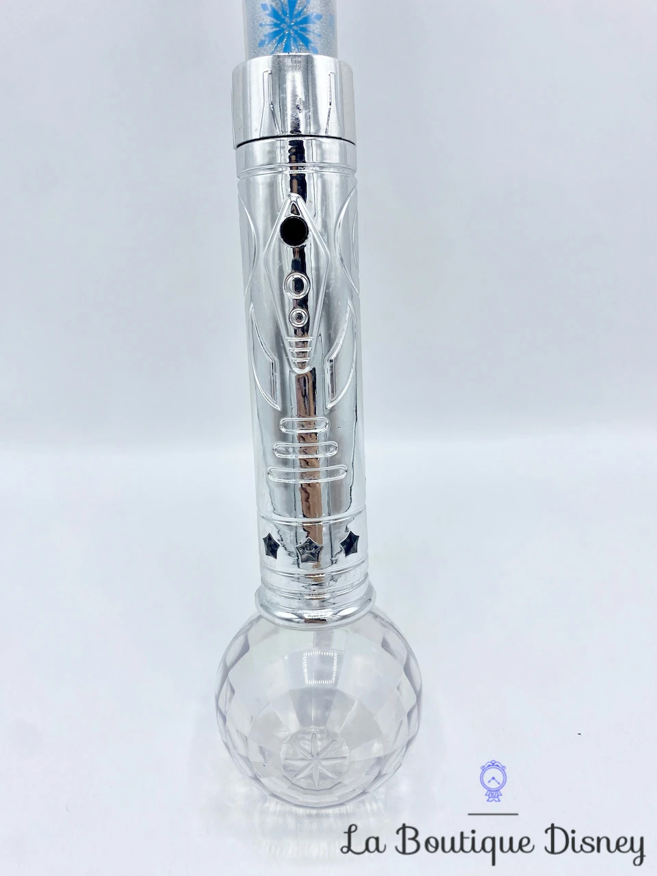 Baguette Lumineuse La Reine Des Neiges Disney On Ice Elsa Flocon De Neige 56 Cm 5 Baguette Lumineuse La Reine Des Neiges Disney On Ice Elsa Flocon De Neige 56 Cm – Image 3