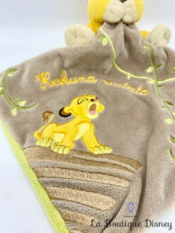 Peluche Doudou Simba Le Roi Lion Disney Hakuna Matata Carré Marron 8 Peluche Doudou Simba Le Roi Lion Disney Hakuna Matata Carré Marron -Meilleur Jouets Magasin doudou peluche simba le roi lion hakuna matata disney 1