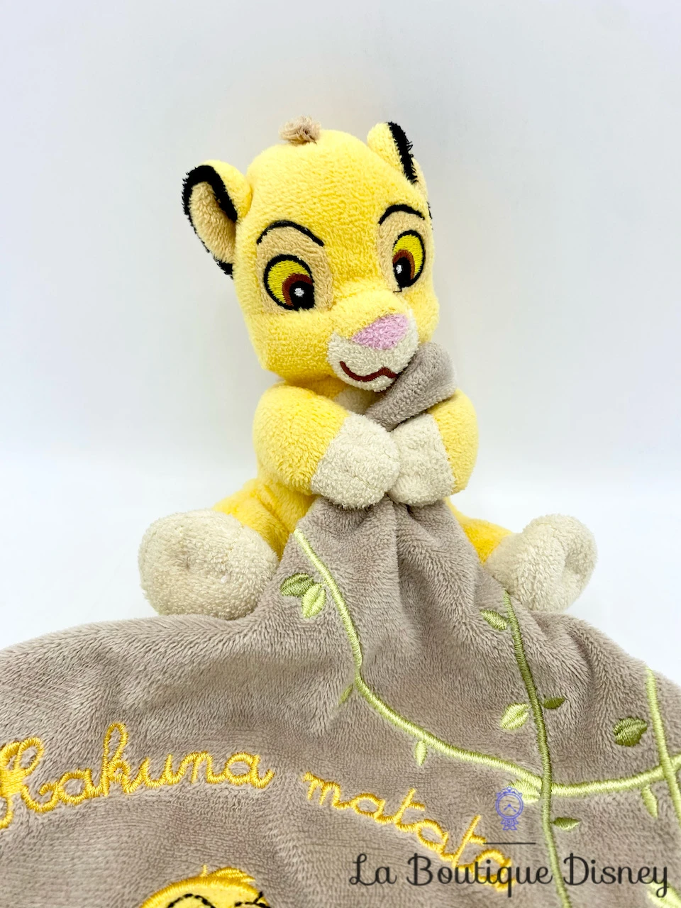 Peluche Doudou Simba Le Roi Lion Disney Hakuna Matata Carré Marron 4 Peluche Doudou Simba Le Roi Lion Disney Hakuna Matata Carré Marron – Image 2