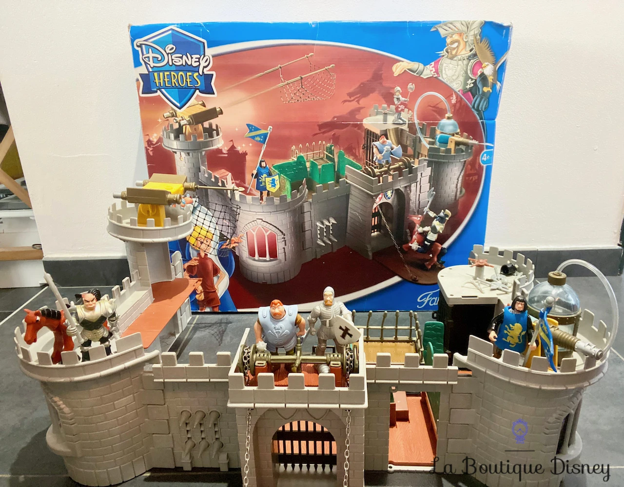 Ensemble De Jeu Figurines Château Merlin L'enchanteur Playset Disney Heroes Famosa Château Fort 4 Ensemble De Jeu Figurines Château Merlin L'enchanteur Playset Disney Heroes Famosa Château Fort – Image 2