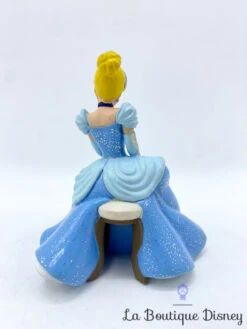 Figurine Cendrillon Assise Bullyland Disney Princesse Bleu Paillettes 9 Cm 9 Figurine Cendrillon Assise Bullyland Disney Princesse Bleu Paillettes 9 Cm -Meilleur Jouets Magasin figurine cendrillon assise fauteuil tabouret disney bullyland princesse robe bleu 1