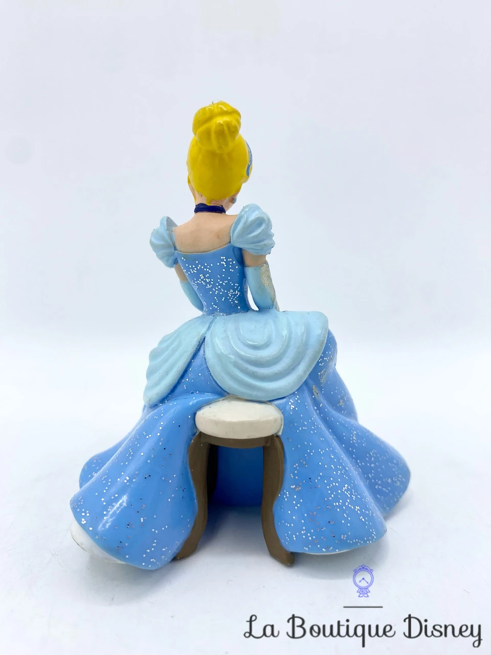 Figurine Cendrillon Assise Bullyland Disney Princesse Bleu Paillettes 9 Cm 6 Figurine Cendrillon Assise Bullyland Disney Princesse Bleu Paillettes 9 Cm – Image 4