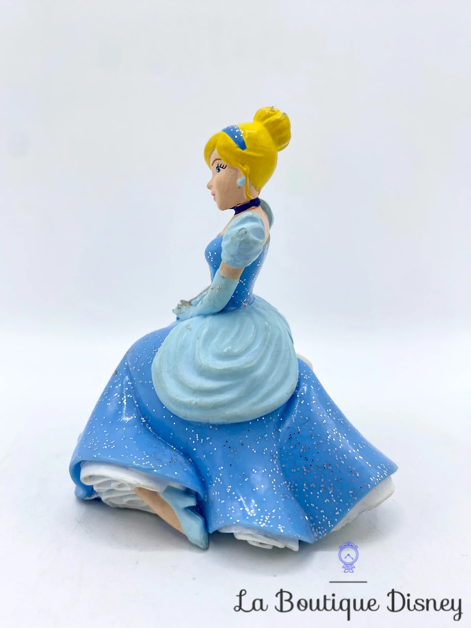 Figurine Cendrillon Assise Bullyland Disney Princesse Bleu Paillettes 9 Cm 5 Figurine Cendrillon Assise Bullyland Disney Princesse Bleu Paillettes 9 Cm – Image 3