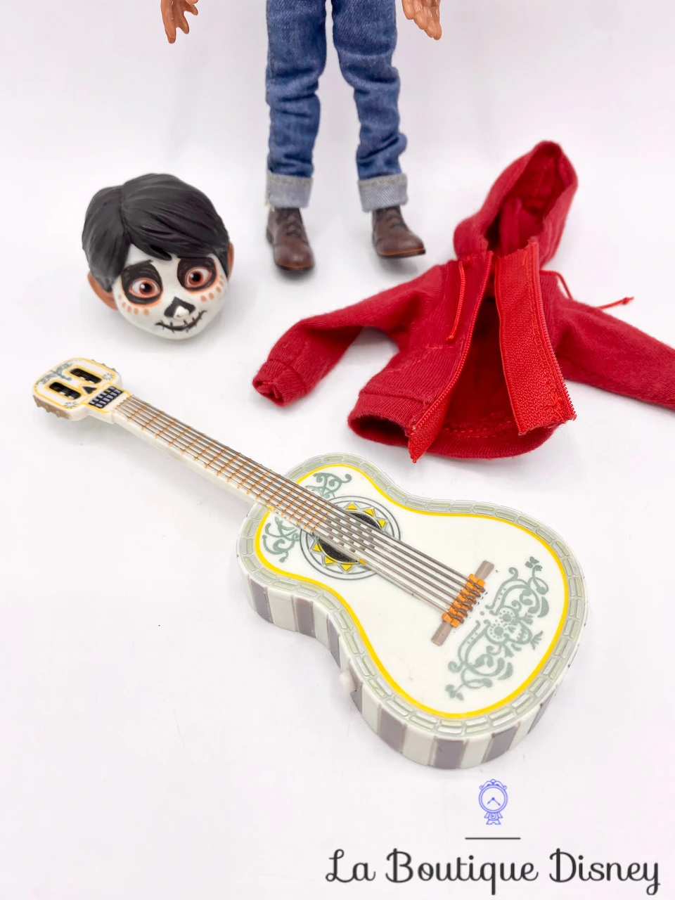 Figurine Chantante Miguel Coco Disney Store Poupée Articulée Guitare 20 Cm 6 Figurine Chantante Miguel Coco Disney Store Poupée Articulée Guitare 20 Cm – Image 4