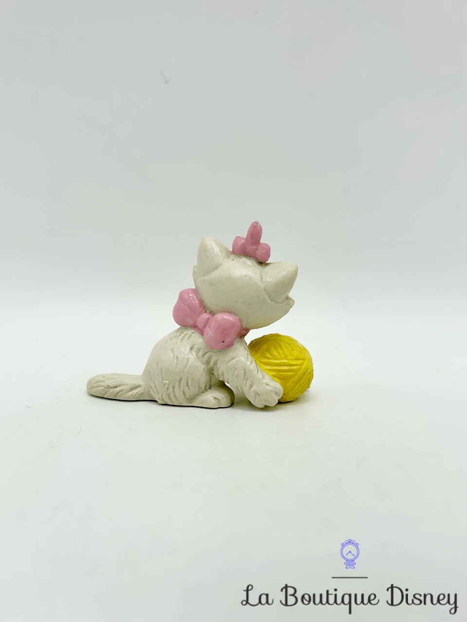 Figurine Marie Les Aristochats Disney Bullyland Chat Blanc Pelote Laine 3,5 Cm 4 Figurine Marie Les Aristochats Disney Bullyland Chat Blanc Pelote Laine 3,5 Cm – Image 2