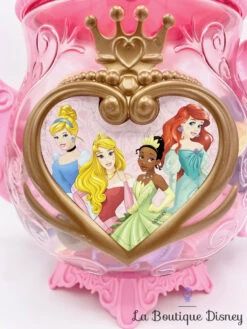 Jouet Dinette Princesses Théière Disney Store Plastique Rose 13 Jouet Dinette Princesses Théière Disney Store Plastique Rose -Meilleur Jouets Magasin jouet dinette theiere princesses disney store rose plastique 4