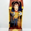 Poupée Woody Parlant à Ficelle Disney Store 2016 Toy Story Figurine Articulée Talking Woody -Meilleur Jouets Magasin jouet figurine talking woody parlant disney store toy story poupee ficelle 1