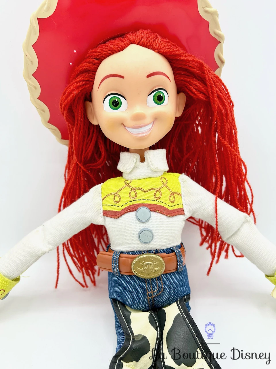 Poupée Jessie Parlante Toy Story Disneyland Paris 2020 Disney Talking Cowboy Ficelle 34 Cm 4 Poupée Jessie Parlante Toy Story Disneyland Paris 2020 Disney Talking Cowboy Ficelle 34 Cm – Image 2