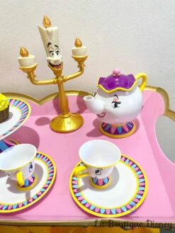 Jouet Chariot à Thé Chantant Be Our Guest La Belle Et La Bête Disney Store Lumière Samovar Dinette 8 Jouet Chariot à Thé Chantant Be Our Guest La Belle Et La Bête Disney Store Lumière Samovar Dinette -Meilleur Jouets Magasin jouet service a the chariot la belle et la bete disney store tasses lumiere gateaux plastique 3
