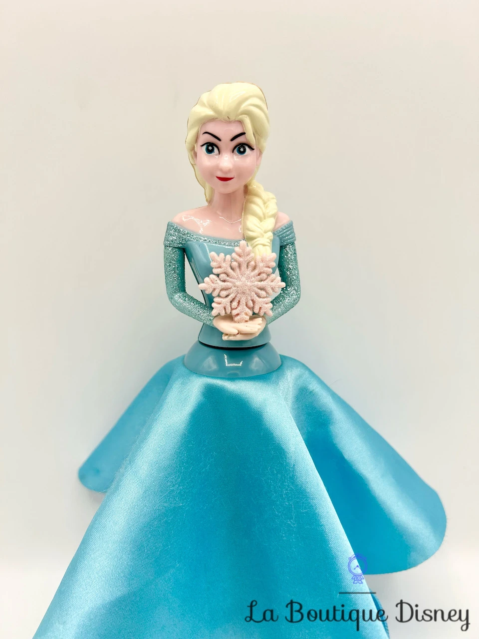 Jouet Elsa Tourne Et Lumineux Disneyland Paris Disney Lumifete La Reine Des Neiges Robe Tissu Bleu 4 Jouet Elsa Tourne Et Lumineux Disneyland Paris Disney Lumifete La Reine Des Neiges Robe Tissu Bleu – Image 2