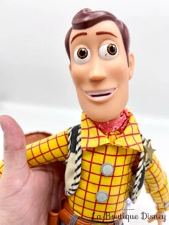 Poupée Woody Parlant à Ficelle Disneyland Paris 2019 Disney Figurine Articulée Talking Woody -Meilleur Jouets Magasin jouet woody parle ficelle talking woody disneyland paris 2019 disney toy story poupee figurine cow boy 10