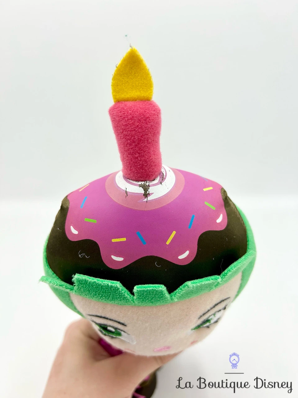 Peluche Adele Machandelle Les Mondes Ralph Disney Store 2012 Pilote Bougie 26 Cm 5 Peluche Adele Machandelle Les Mondes Ralph Disney Store 2012 Pilote Bougie 26 Cm – Image 3