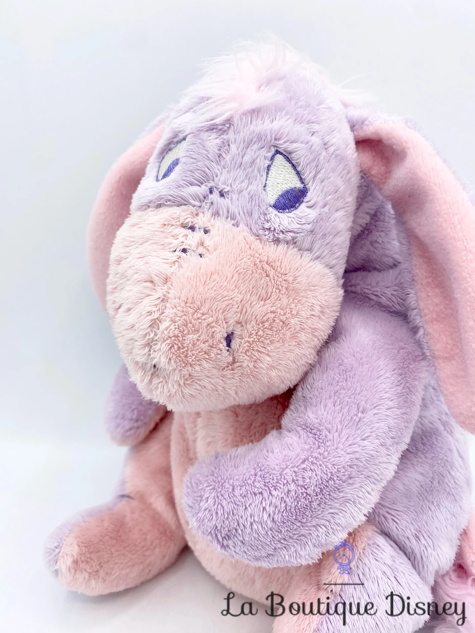 Peluche Bourriquet Violet Rose Disney Store Winnie L'ourson âne 25 Cm 4 Peluche Bourriquet Violet Rose Disney Store Winnie L'ourson âne 25 Cm – Image 2