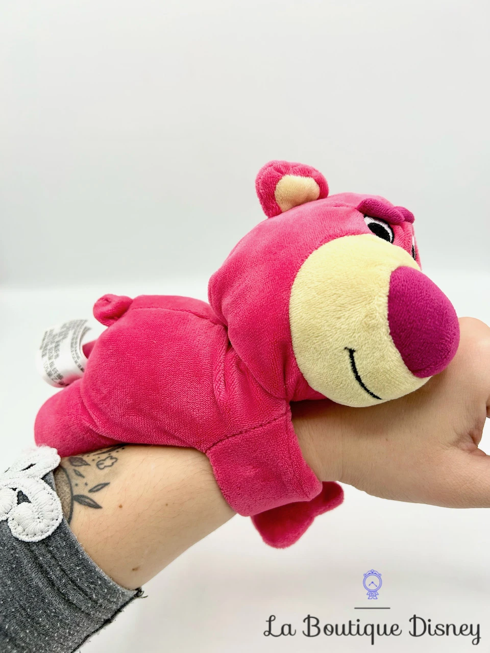 Peluche Bracelet Lotso Toy Story 3 Disney Parks 2018 Disneyland Ours Rose à Enrouler Poignet 4 Peluche Bracelet Lotso Toy Story 3 Disney Parks 2018 Disneyland Ours Rose à Enrouler Poignet – Image 2