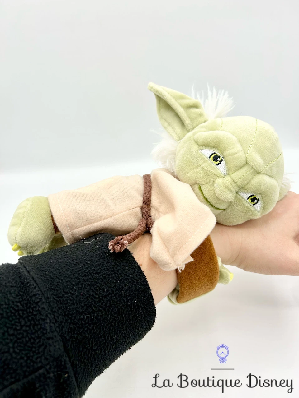 Peluche Bracelet Yoda Jedi Star Wars DisneyParks 2018 Disneyland à Enrouler Poignet Clap 4 Peluche Bracelet Yoda Jedi Star Wars DisneyParks 2018 Disneyland à Enrouler Poignet Clap – Image 2