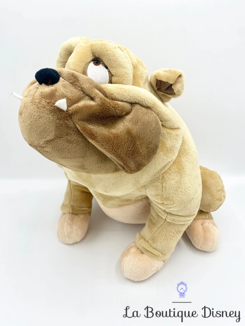 Peluche Bull La Belle Et Le Clochard Disney Store Chien De Fourrière Beige Bouledogue 32 Cm 2 Peluche Bull La Belle Et Le Clochard Disney Store Chien De Fourrière Beige Bouledogue 32 Cm