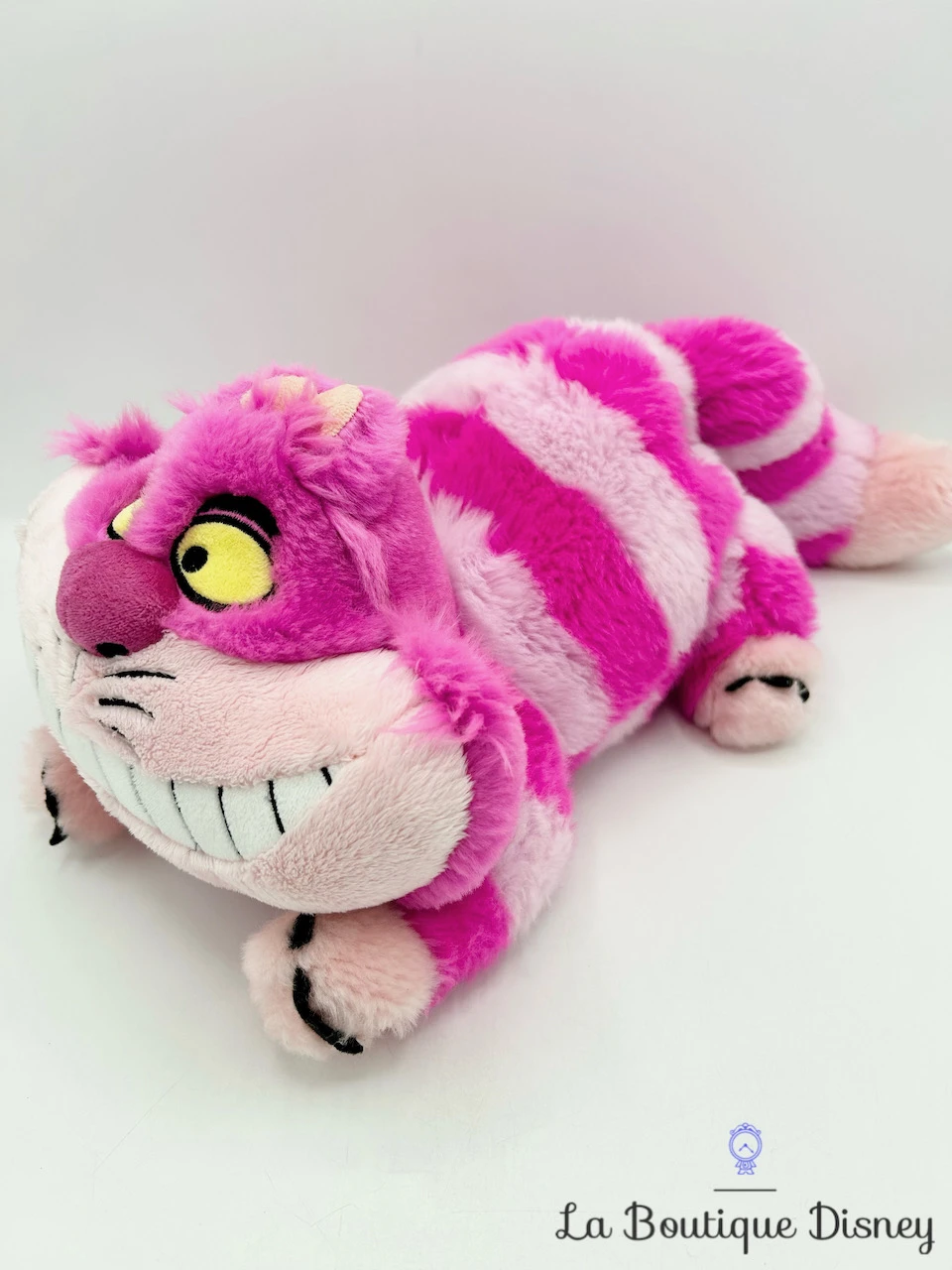 Peluche Chat Cheshire Disney Store 2010 Alice Au Pays Des Merveilles Chat Rose Rayures écusson 4 Peluche Chat Cheshire Disney Store 2010 Alice Au Pays Des Merveilles Chat Rose Rayures écusson – Image 2