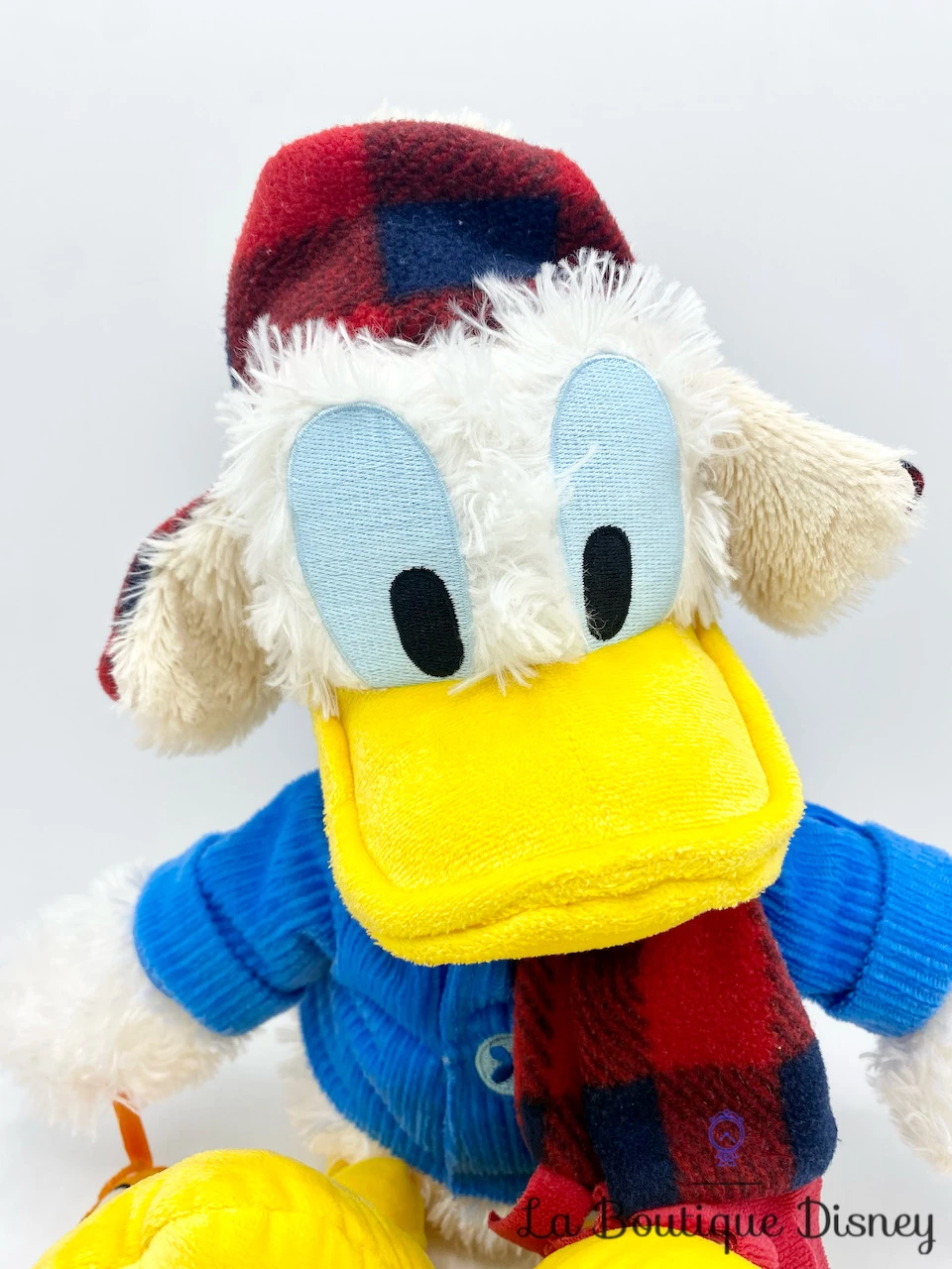 Peluche Donald Noël Disney Parks Disneyland Bonnet écharpe Doudou Tac 43 Cm 4 Peluche Donald Noël Disney Parks Disneyland Bonnet écharpe Doudou Tac 43 Cm – Image 2
