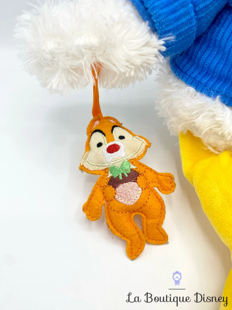 Peluche Donald Noël Disney Parks Disneyland Bonnet écharpe Doudou Tac 43 Cm 5 Peluche Donald Noël Disney Parks Disneyland Bonnet écharpe Doudou Tac 43 Cm – Image 3