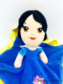 Peluche Doudou Blanche Neige Disney Nicotoy Carré Princesse Bleu Jaune 9 Peluche Doudou Blanche Neige Disney Nicotoy Carré Princesse Bleu Jaune -Meilleur Jouets Magasin peluche doudou blanche neige disney nicotoy princesse carre bleu 4