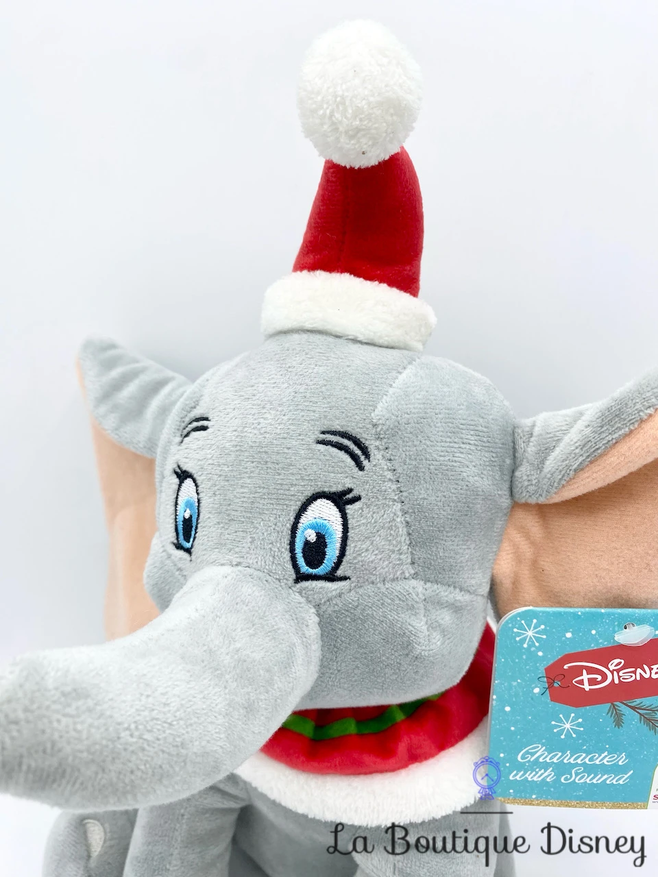 Peluche Musicale Dumbo Noël Disney Sambro éléphant Gris Bonnet Rouge 34 Cm 4 Peluche Musicale Dumbo Noël Disney Sambro éléphant Gris Bonnet Rouge 34 Cm – Image 2