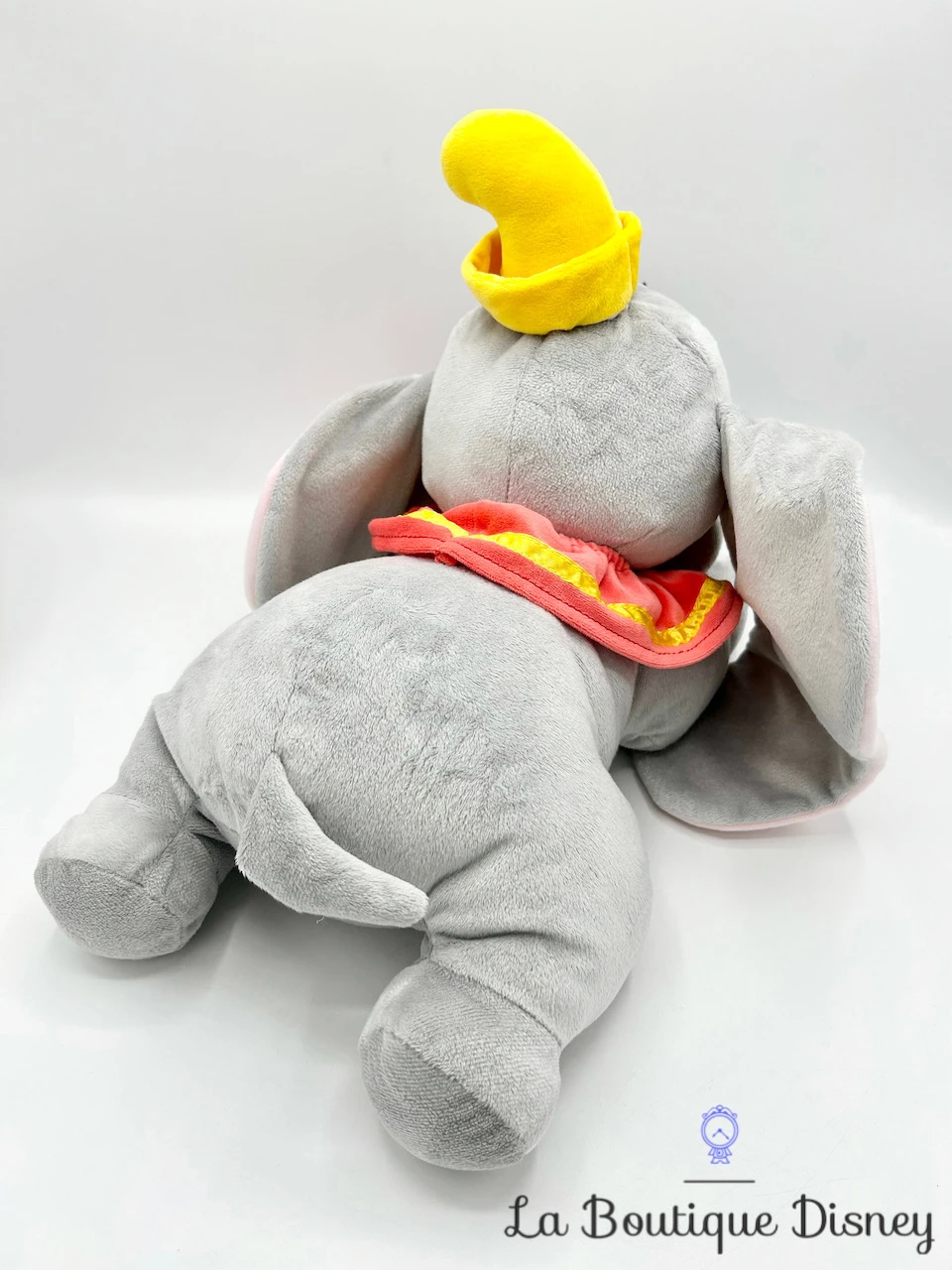 Peluche Dumbo Couché Disney Parks Disneyland éléphant Gris Plume 44 Cm 5 Peluche Dumbo Couché Disney Parks Disneyland éléphant Gris Plume 44 Cm – Image 3