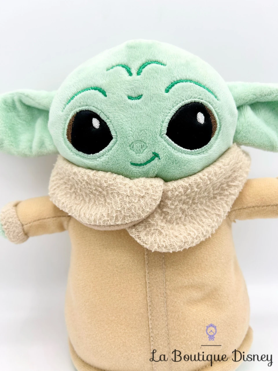 Peluche Grogu The Mandalorian Star Wars Disney Simba Toys Bébé Yoda 22 Cm 4 Peluche Grogu The Mandalorian Star Wars Disney Simba Toys Bébé Yoda 22 Cm – Image 2