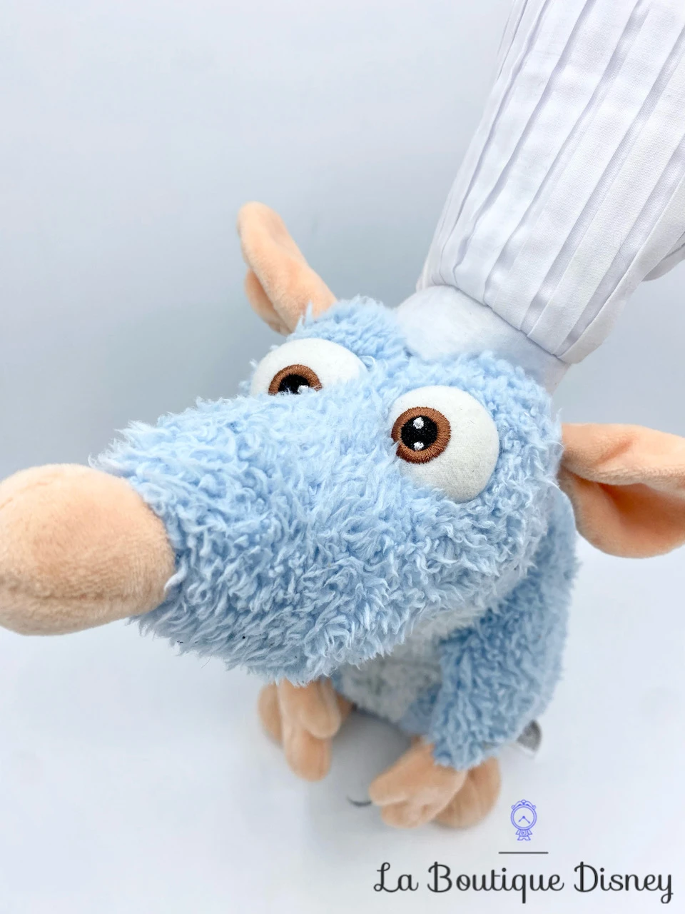 Peluche Interactive Rémy Ratatouille Disneyland Paris Disney Rat Souris Bleu Toque Parle 35 Cm 5 Peluche Interactive Rémy Ratatouille Disneyland Paris Disney Rat Souris Bleu Toque Parle 35 Cm – Image 3