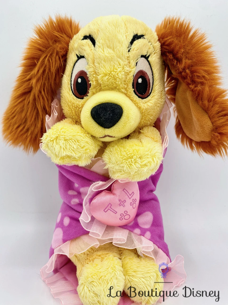 Peluche Lady La Belle Et Le Clochard Disney Babies Disneyland Paris 2019 Couffin Couverture Rose Coeur 4 Peluche Lady La Belle Et Le Clochard Disney Babies Disneyland Paris 2019 Couffin Couverture Rose Coeur – Image 2