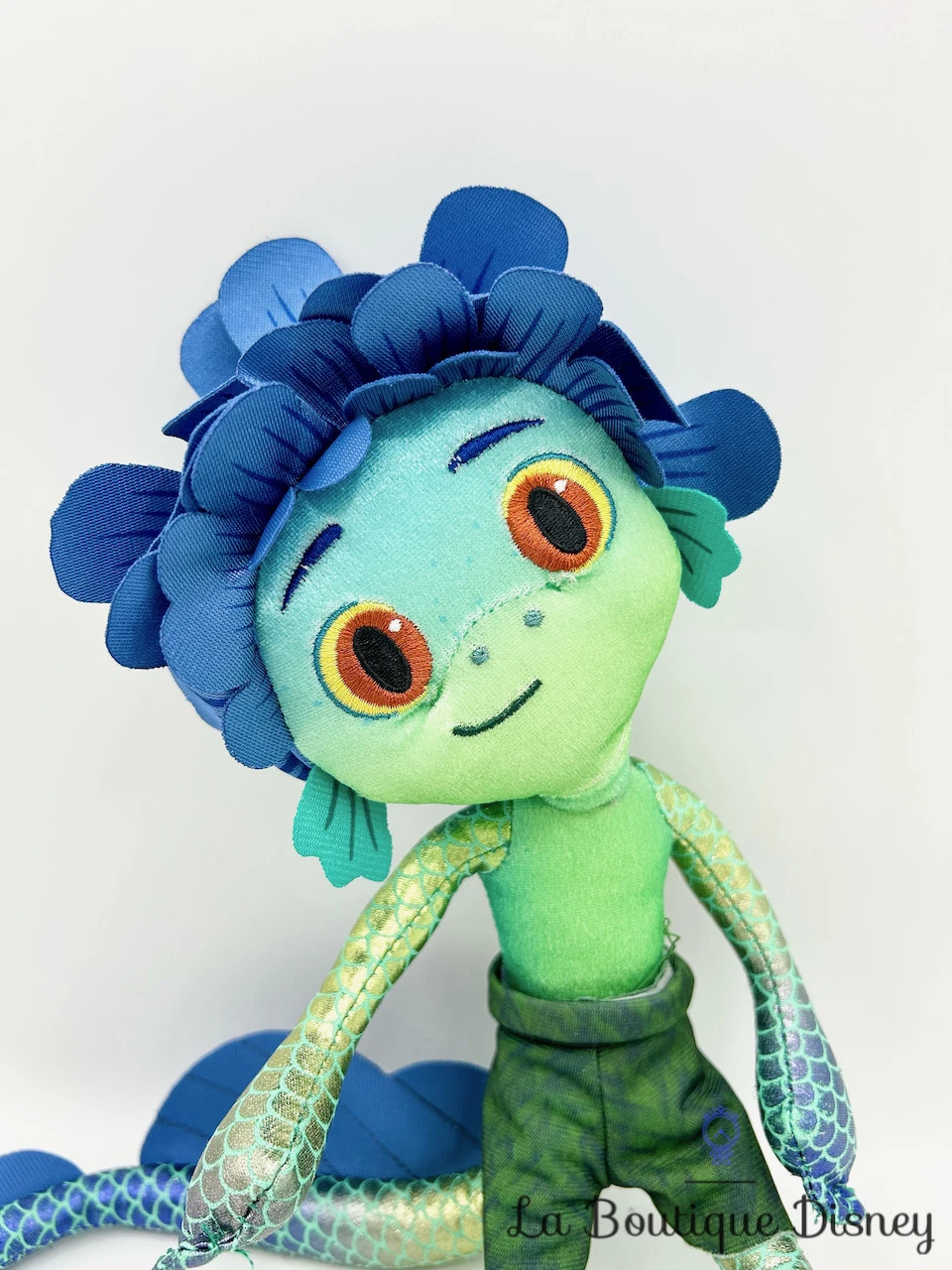 Peluche Luca Paguro Disney Store 2019 Créature Poisson Bleu écailles 34 Cm 4 Peluche Luca Paguro Disney Store 2019 Créature Poisson Bleu écailles 34 Cm – Image 2