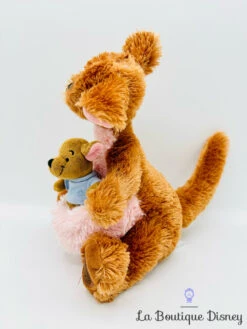 Peluche Maman Gourou Petit Gourou Disney Store Winnie L'ourson Kangourou écusson 24 Cm -Meilleur Jouets Magasin peluche maman petit gourou disney store winnie ourson kangourou ecusson 2