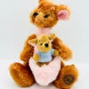 Peluche Maman Gourou Petit Gourou Disney Store Winnie L'ourson Kangourou écusson 24 Cm 1 Peluche Maman Gourou Petit Gourou Disney Store Winnie L'ourson Kangourou écusson 24 Cm -Meilleur Jouets Magasin peluche maman petit gourou disney store winnie ourson kangourou ecusson 3