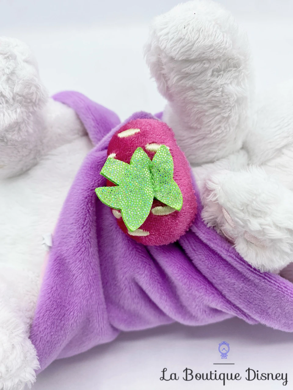Peluche Marie Les Aristochats Disney Babies Disneyland Paris 2019 Chat Couffin Couverture Fraise 4 Peluche Marie Les Aristochats Disney Babies Disneyland Paris 2019 Chat Couffin Couverture Fraise – Image 2