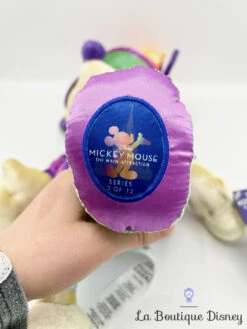 Peluche Mickey Mouse The Main Attraction 3 Sur 12 Mad Tea Party Disney Store 2022 Édition Limitée 56 Cm 11 Peluche Mickey Mouse The Main Attraction 3 Sur 12 Mad Tea Party Disney Store 2022 Édition Limitée 56 Cm -Meilleur Jouets Magasin peluche mickey mouse main attraction 3 12 mad tea party alice disney store edition limitee 1