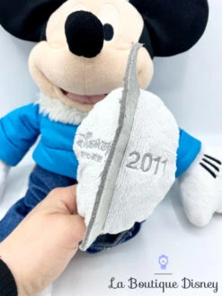 Peluche Mickey Mouse Noël Disney Store 2011 Patins Manteau Bleu 45 Cm 9 Peluche Mickey Mouse Noël Disney Store 2011 Patins Manteau Bleu 45 Cm -Meilleur Jouets Magasin peluche mickey mouse noel disney store 2011 patin manteau bleu 45 cm 2