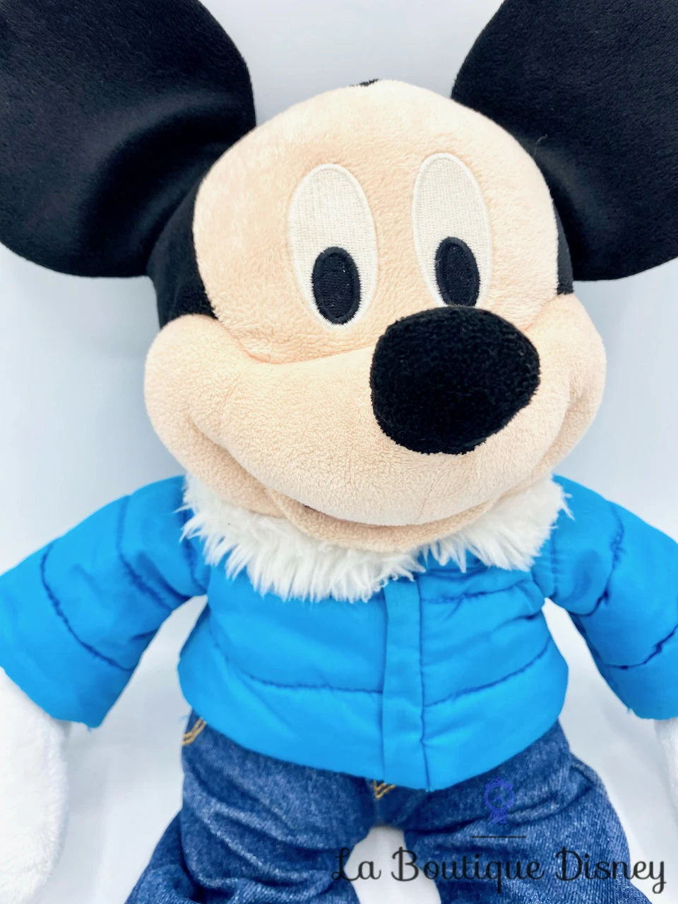 Peluche Mickey Mouse Noël Disney Store 2011 Patins Manteau Bleu 45 Cm 4 Peluche Mickey Mouse Noël Disney Store 2011 Patins Manteau Bleu 45 Cm – Image 2