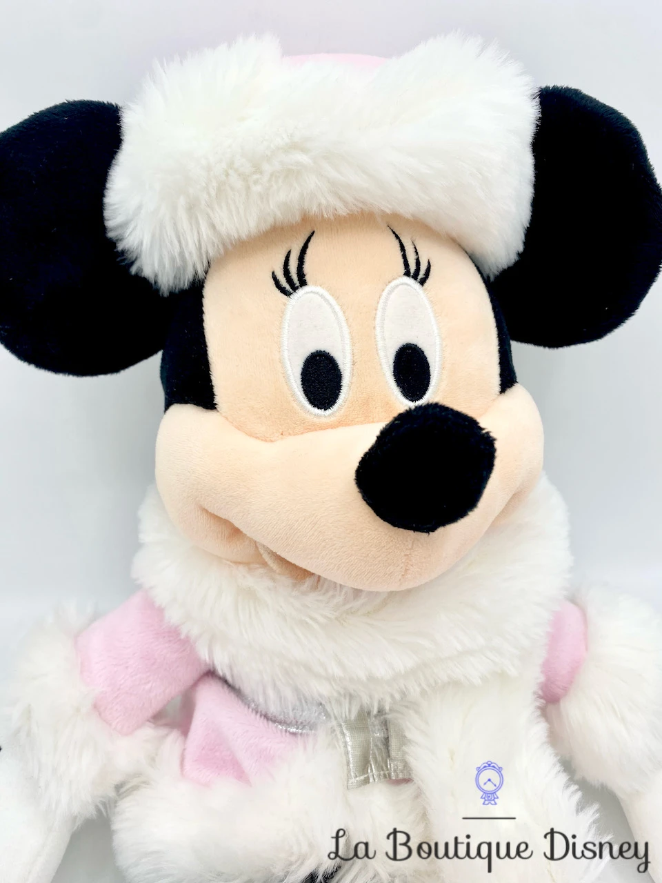 Peluche Minnie Mouse Hiver Disney Store Exclusive Manteau Chapka Blanc Rose 46 Cm 4 Peluche Minnie Mouse Hiver Disney Store Exclusive Manteau Chapka Blanc Rose 46 Cm – Image 2