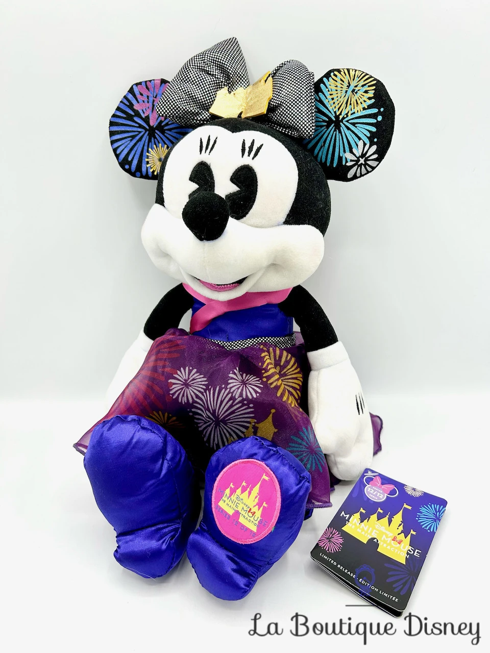 Peluche Minnie Mouse The Main Attraction 12 Sur 12 Castle Château Feu D'artifice Disney Store 2020 Édition Limitée 43 Cm 3 Peluche Minnie Mouse The Main Attraction 12 Sur 12 Castle Château Feu D'artifice Disney Store 2020 Édition Limitée 43 Cm