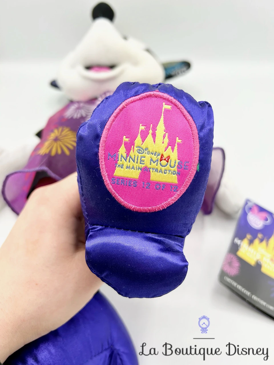 Peluche Minnie Mouse The Main Attraction 12 Sur 12 Castle Château Feu D'artifice Disney Store 2020 Édition Limitée 43 Cm 6 Peluche Minnie Mouse The Main Attraction 12 Sur 12 Castle Château Feu D'artifice Disney Store 2020 Édition Limitée 43 Cm – Image 4