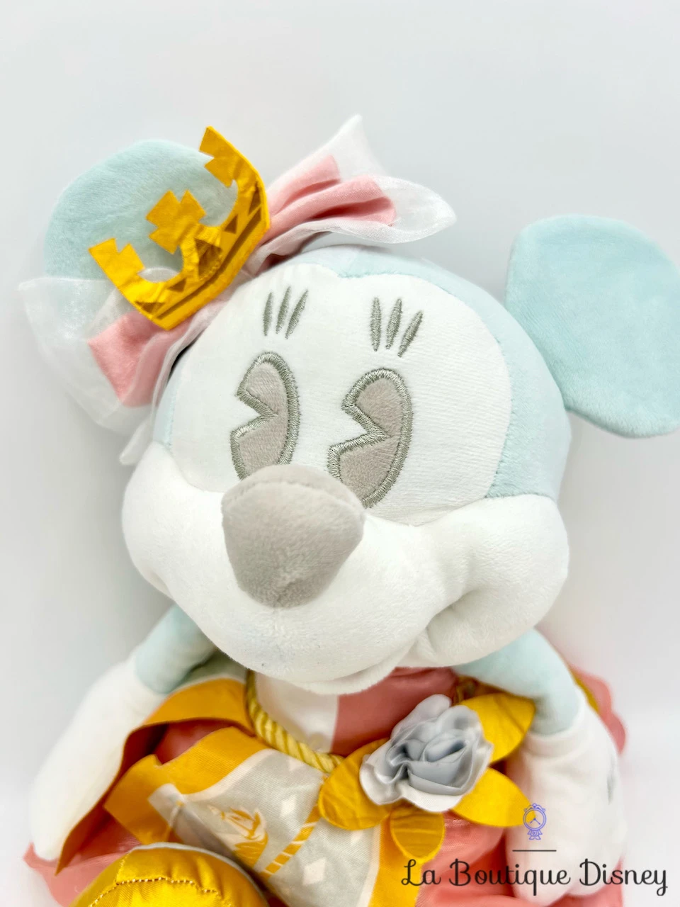 Peluche Minnie Mouse The Main Attraction 7 Sur 12 Prince Charming Regal Carrousel Disney Store 2020 Édition Limitée 43 Cm 4 Peluche Minnie Mouse The Main Attraction 7 Sur 12 Prince Charming Regal Carrousel Disney Store 2020 Édition Limitée 43 Cm – Image 2