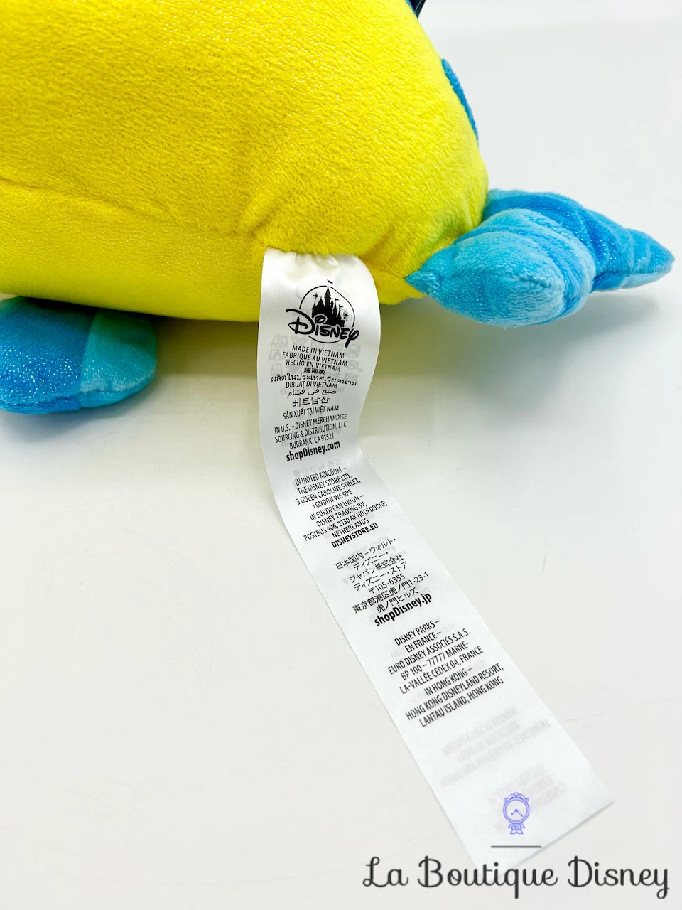 Peluche Polochon La Petite Sirène Disney Store 2023 Poisson Jaune Bleu 38 Cm 7 Peluche Polochon La Petite Sirène Disney Store 2023 Poisson Jaune Bleu 38 Cm – Image 5