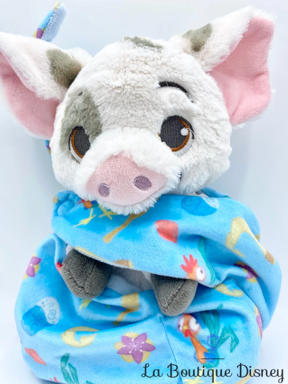 Peluche Pua Vaiana Emmaillotée Disney Parks Cochon Blanc Couverture Cocon 30 Cm 4 Peluche Pua Vaiana Emmaillotée Disney Parks Cochon Blanc Couverture Cocon 30 Cm – Image 2