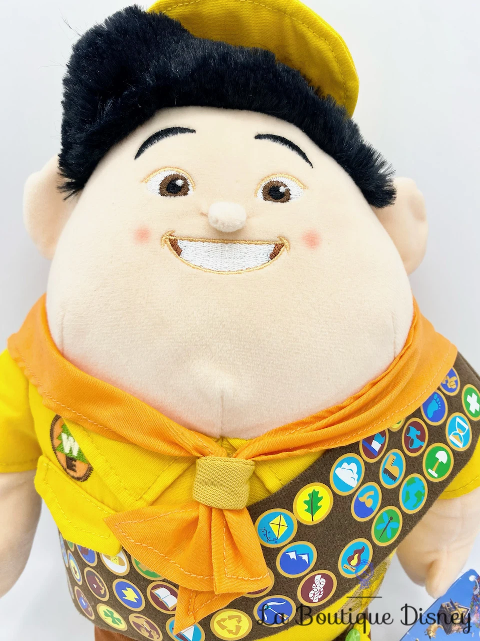 Peluche Russell Là Haut Disney Store ShopDisney Up Scout Explorateur 40 Cm 4 Peluche Russell Là Haut Disney Store ShopDisney Up Scout Explorateur 40 Cm – Image 2