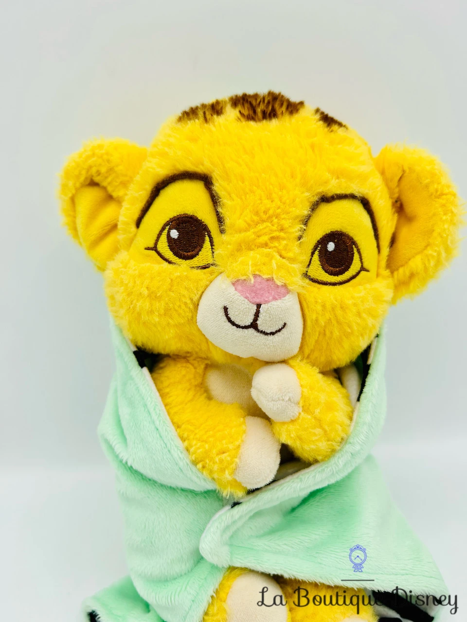 Peluche Simba Le Roi Lion Disney Lion Couffin Couverture Verte 25 Cm 4 Peluche Simba Le Roi Lion Disney Lion Couffin Couverture Verte 25 Cm – Image 2
