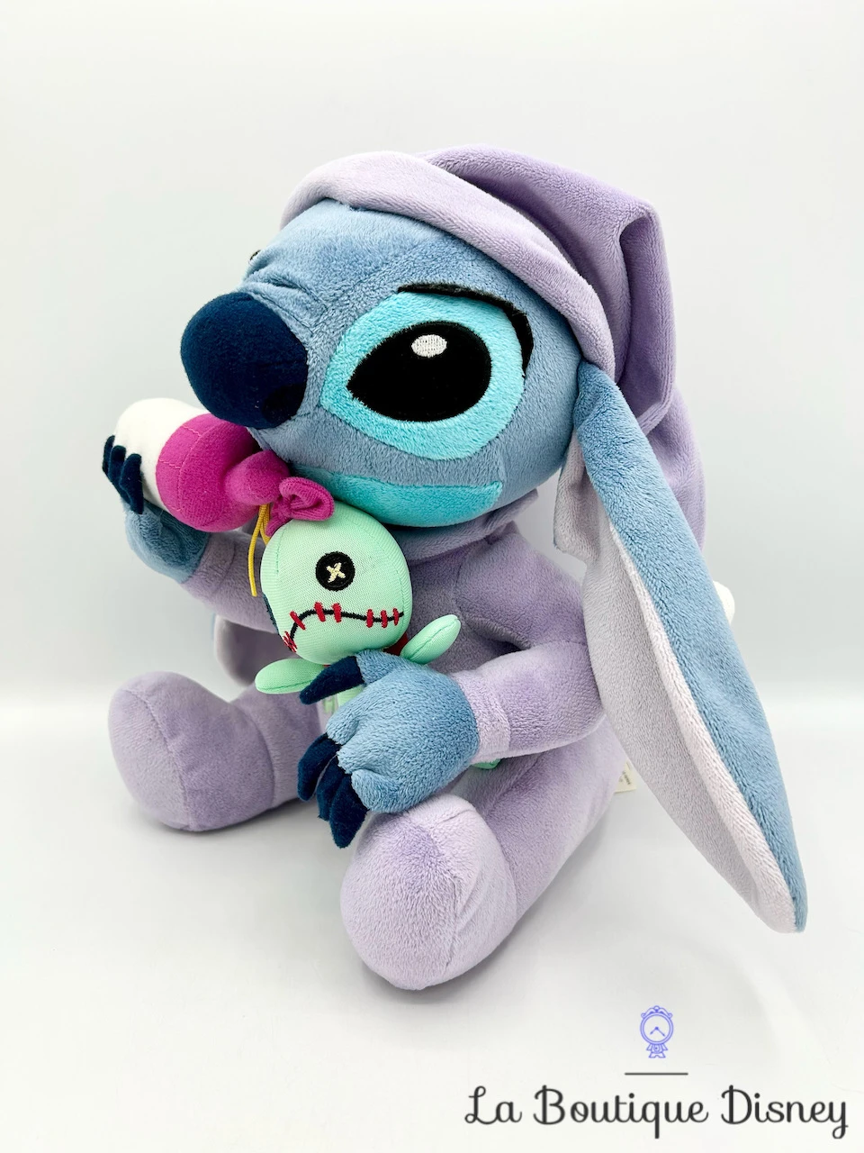 Peluche Stitch Souillon Disneyland Paris Disney Pyjama Violet Biberon 25 Cm 4 Peluche Stitch Souillon Disneyland Paris Disney Pyjama Violet Biberon 25 Cm – Image 2