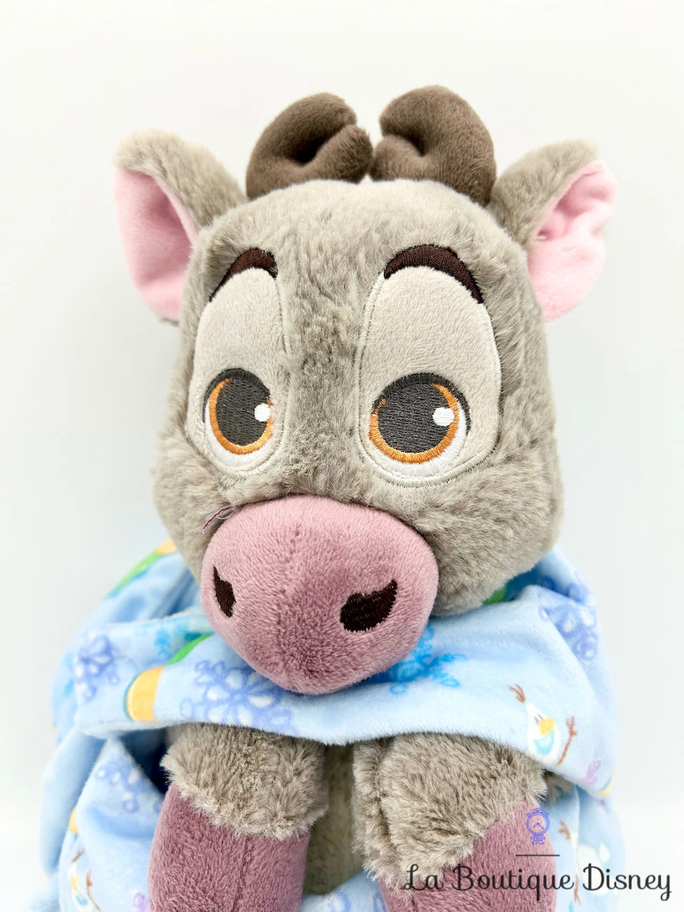 Peluche Sven Emmaillotée La Reine Des Neiges Disney Parks 2017 Renne Gris Couverture Cocon 30 Cm 4 Peluche Sven Emmaillotée La Reine Des Neiges Disney Parks 2017 Renne Gris Couverture Cocon 30 Cm – Image 2