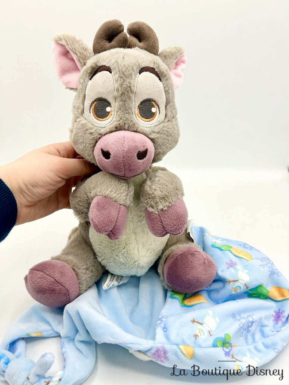 Peluche Sven Emmaillotée La Reine Des Neiges Disney Parks 2017 Renne Gris Couverture Cocon 30 Cm 6 Peluche Sven Emmaillotée La Reine Des Neiges Disney Parks 2017 Renne Gris Couverture Cocon 30 Cm – Image 4
