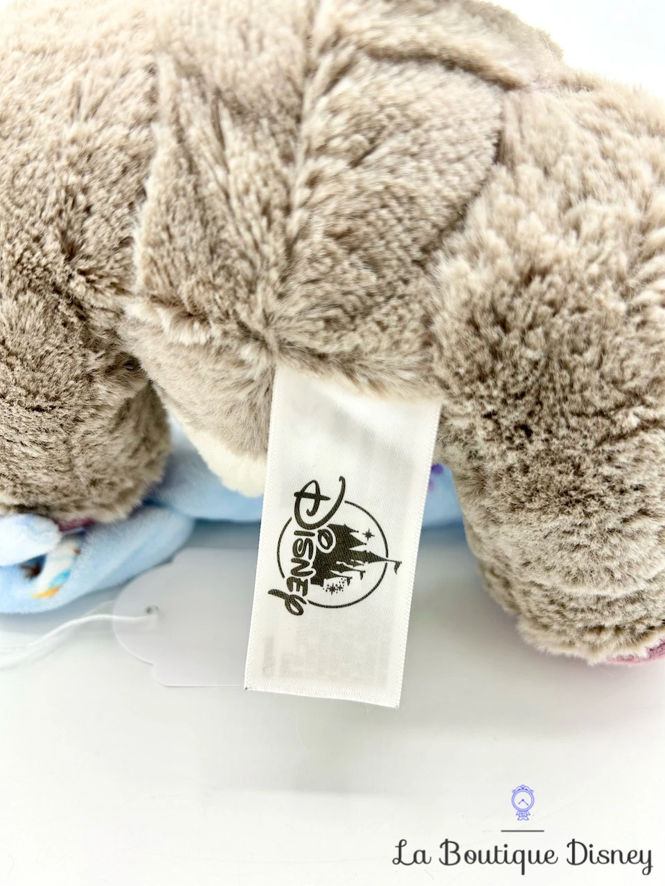 Peluche Sven Emmaillotée La Reine Des Neiges Disney Parks 2017 Renne Gris Couverture Cocon 30 Cm 8 Peluche Sven Emmaillotée La Reine Des Neiges Disney Parks 2017 Renne Gris Couverture Cocon 30 Cm – Image 6