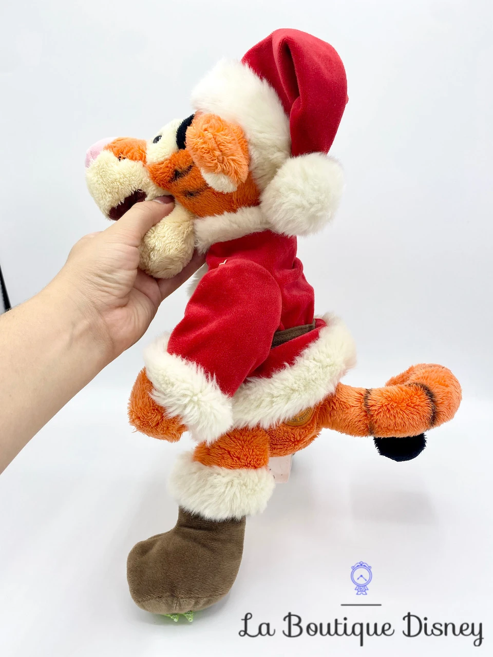 Peluche Tigrou Père Noël Disney Store Exclusive Winnie L'ourson Tigre Bonnet Chapeau Noël 40 Cm 7 Peluche Tigrou Père Noël Disney Store Exclusive Winnie L'ourson Tigre Bonnet Chapeau Noël 40 Cm – Image 5